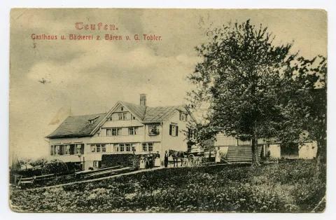(Bäckereibetrieb bis 1957; Gasthaus bis 2020), Gesamtansicht mit Eigentümerfamilie und Kutsche vor dem Haus