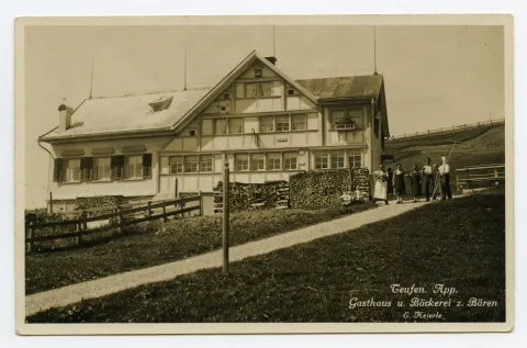 Gesamtansicht von aussen mit Personal vor dem Haus