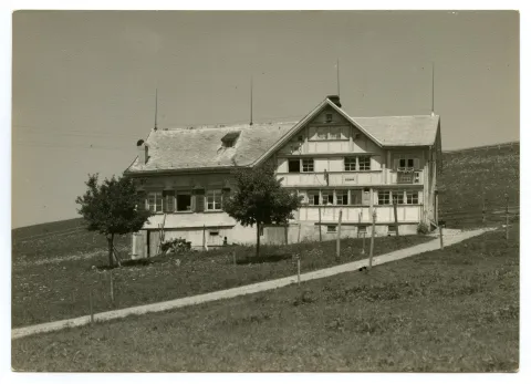 Gesamtansicht mit Zufahrtsstrasse