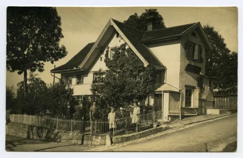 Ansicht mit Besitzerfamilie, eingegangen um 1952
