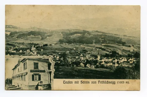 kleiner Ansichtsausschnitt mit Serviertochter auf der Terrasse, Panoramablick auf Teufen mit evang. und alter kath. Kirche, Alpstein verblasst im Hintergrund