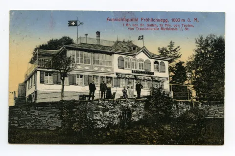 Ansicht von Süden mit Eigentümerfamilie? vor dem Haus (vgl. Hc.08-26, Motiv identisch, aber Karte schwarz-weiss und zusätzlichen Gästen auf Sitzplatz rechts)