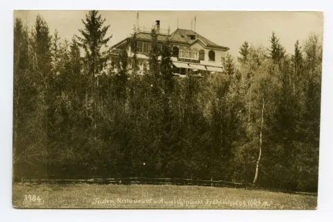 Ansicht von Süden, Aufnahme mit Wald im Vordergrund, Restaurant nicht komplett sichtbar