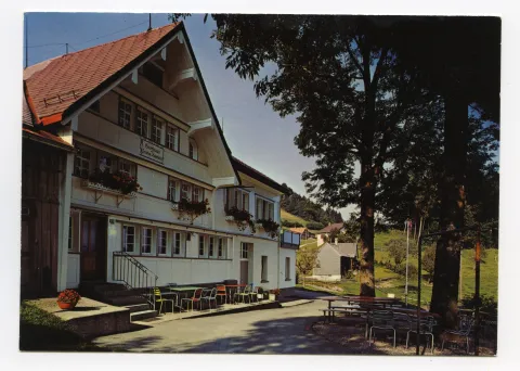 Ansicht von Südwesten mit Terrasse und Sitzplatz