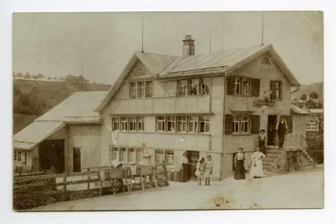 eingegangen 1962; Karte 1: mit Eigentümerfamilie vor dem Haus; Grusskarte, Zweibildkarte; klein: Gesamtansicht mit Fuhrwerk und Personen auf der Treppe; gross: Panoramablick auf Teufen aus Südosten