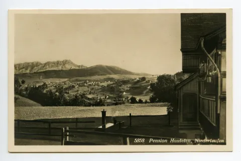 seitliche Ansicht des Eingangs mit Brunnen vor der Wirtschaft; im Hintergrund Blick auf Stein, Hundwiler Höhe und Säntis