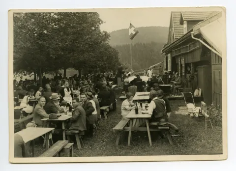 Volksfest mit vielen Gästen im Garten