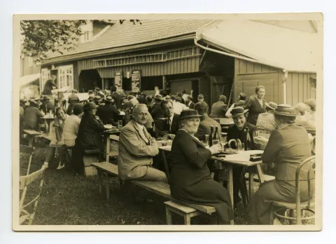 Volksfest, Ansicht mit vielen Festgästen im Garten