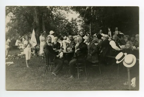 Volksfest, Ansicht von vielen Festgästen im Garten