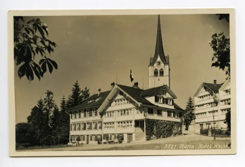 Ansicht aus Südosten mit evang. Kirchturm und Rückansicht „Kornhändlerhaus“