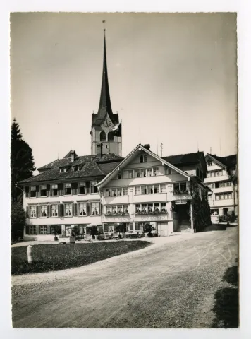 Ansicht aus Südosten mit evang. Kirchturm