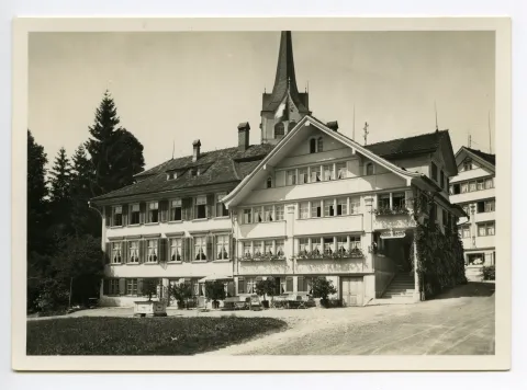 (eingegangen 1942), Ansicht aus Südosten mit angeschnittenem Turm der evang. Kirche