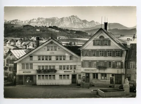 Gesamtansicht mit Dorgerie Schlatter im Bild, Dorfbrunnen, Alpstein im Hintergrund
