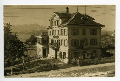 Ansicht mit Alpstein im Hintergrund, Bahnschiene vorne sichtbar (vgl. Hc.08-56, identisch)