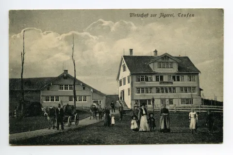 Ansicht aus Süden mit Personen vor der Wirtschaft und Ochsenfuhrwerke auf der Strasse