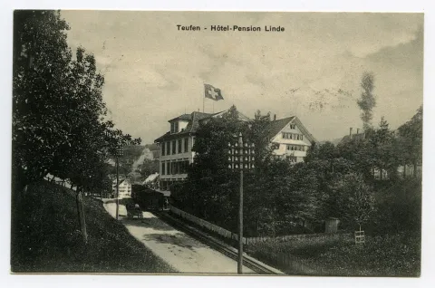 seitliche Ansicht aus Süden mit Garten, Bahnschienen, Zug, Kutsche auf Strasse
