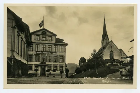 Ansicht aus Nordwesten mit alter kath. Kirche und Bahnschiene