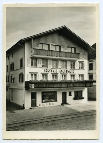 Ansicht aus Süden mit Bahngleis
