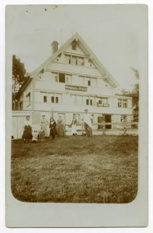 Aussenansicht mit Eigentümerfamilie? vor dem Haus