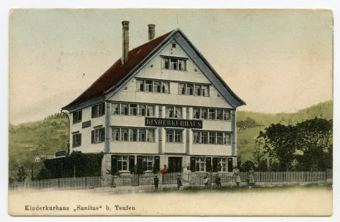 Ansicht aus Süden mit Kindern davor