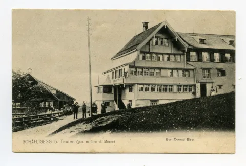 (Bäckerei bis 1918), Ansicht aus Süden mit Weg (Eggstrasse) Richtung St. Gallen, mit Personen davor