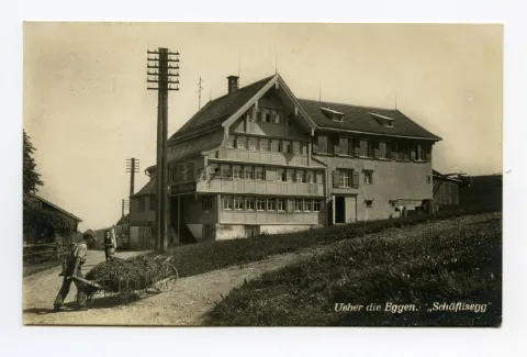 Ansicht aus Süden mit Bauer bei Heuen und Junge mit Milchtanse auf dem Rücken