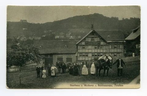 (eingegangen 2023, Abriss und Überbauung geplant 2024/25), Ansicht mit Gremplerross, Fuhrwerk und Personen davor (Familie Preisig) aus Süden mit Blick Richtung Eggen (vgl. Hc.08-70, identisch)