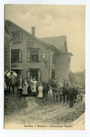 Hochformat, angeschnittene Ansicht, vor Eingang mit Gemplerross, Furhwerk und Familie Preisig (wahrscheinlich am gleichen Tag aufgenommen wie Ho.20-228)