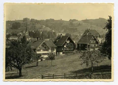 Rückansicht aus Süden mit Blick auf evang. Kirche, neues Krankenhaus und Eggen