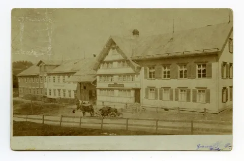 (Bäckerei bis 1956), Ansicht mit Nebengebäuden (Weblehr-Anstalt / Webschule), Lastpferdegespann