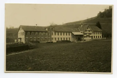 Gesamtansicht aus Südwesten mit Nebengebäuden (Webschule)