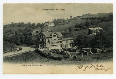 Grusskarte, Ansicht aus Süden mit Sägerei und Kutsche auf der Strasse und Pension Heid im Hintergrund, Bahnschienen sichtbar