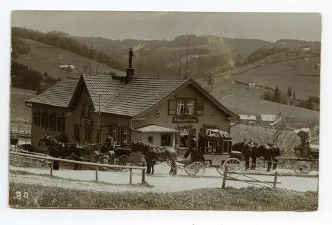 Ansicht aus Norden mit Postkutsche und weiteren Kutschen