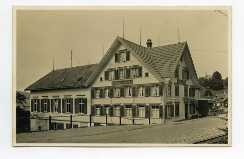 Ansicht aus Nordosten mit Bahnhaltestelle