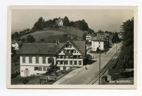 Luftbildaufnahme, Gartensitzplatz und Bahnschiene sichtbar, Blick Richtung Büel – Niederteufen mit altem Haus
