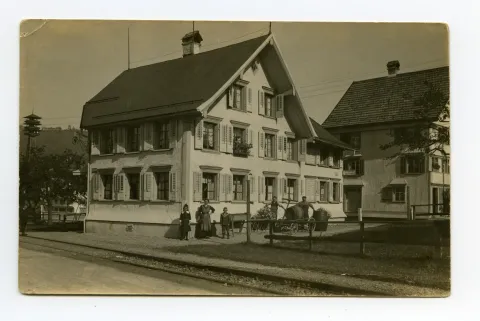 Gesamtansicht mit Eigentümerfamilie vor dem Haus, Bahnschiene sichtbar