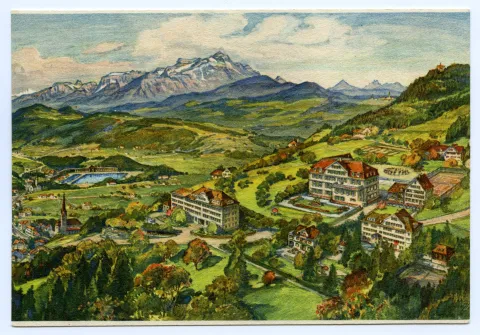 perspektivisch verzerrte Ansicht der Gesamtliegenschaft, scheint getrennt vom Dorfzentrum zu sein und in idyllischer Umgebung zu liegen, Teufener Schwimmbad sichtbar