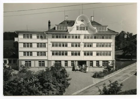Ansicht „Alleehaus“, Gremmstrasse 11, mit Personen vor dem Eingang