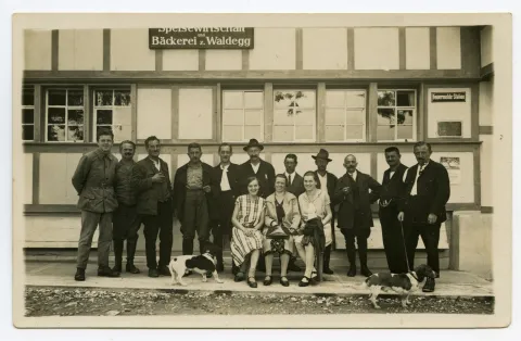 Teilnehmer der Sonntag-Morgenandacht vor dem Gebäude
