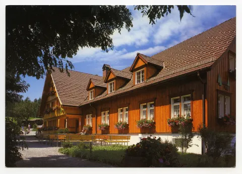 Ansicht aus Südosten mit Aussensitzplätzen