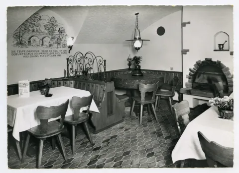Innenansicht, Restaurant mit Kamin
