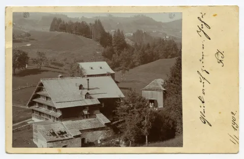 Mahl- und Sägemühle, Bäckerei, Landwirtschaft, Ansicht mit Nebengebäuden aus Süden Richtung Waldegg, mit Personen vor dem Schopf
