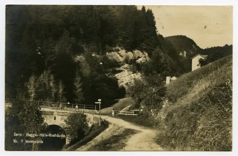 1915 abgebrannt, Ansicht der Wegverzweigung wo die Mühle stand, Grundmauern vage sichtbar