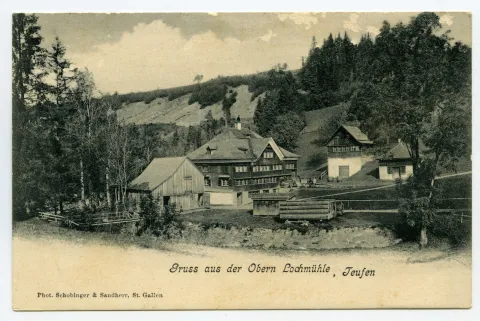 Mahl- und Sägemühle, Ansicht der Liegenschaft mit Nebengebäuden aus Süden, aufgestapelte Holzplanken (vgl. Hc.10-02, identisch, dat. 1903)