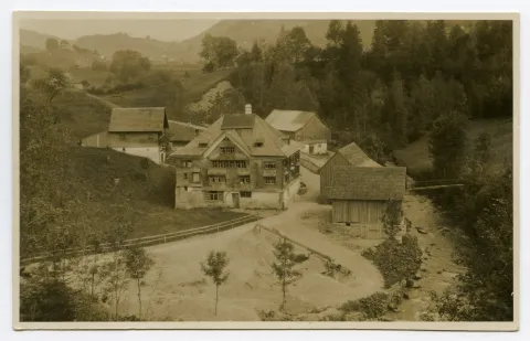 Ansicht mit Nebengebäuden aus Osten, Blick Richtung Bühler, Kieswaschanlage im Vordergrund sichtbar (1924-1930)