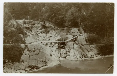 Stegbauarbeiten bei Zusammenfluss von Sitter und Rotbach mit zwei Mädchen auf dem Steg