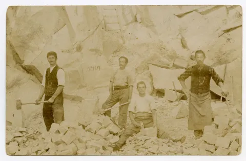 (bis ca. 1937), vier Bauarbeiter im Steinbruch