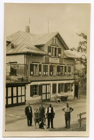 Ansicht mit Familie Angestellten vor dem Haus (vgl. Hc.10-01, identisch)