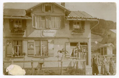 A. Kirchhofer mit zwei Mädchen vor dem Haus
