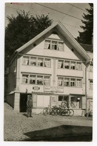 (1936-1941), Arthur Widmer? Vor seinem Geschäft mit Velos vor dem Haus
